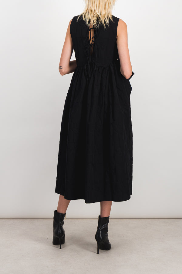 Sleeveless dress with ruffled detail on the side